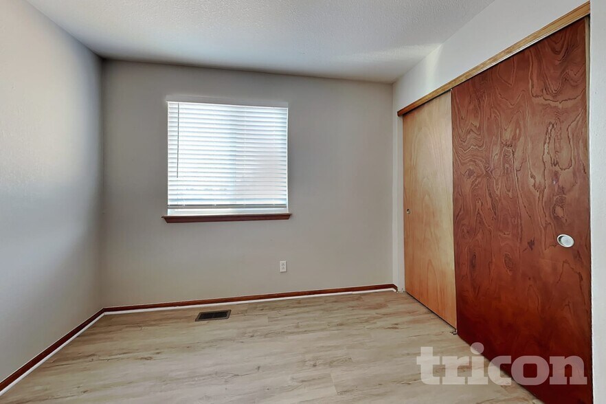 Building Photo - 446 W 116th Pl