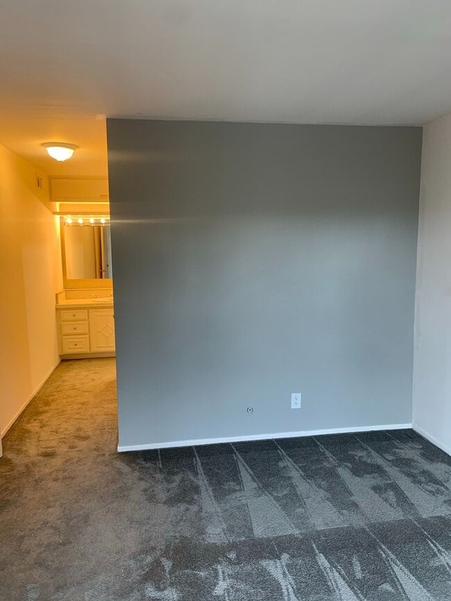 Building Photo - Lovely 2-Bedroom Apartment in Sharon Heights