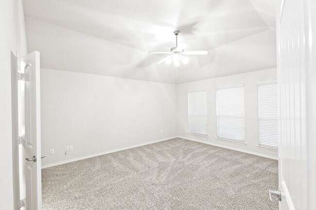 Building Photo - 5925 Silver Buckle Dr
