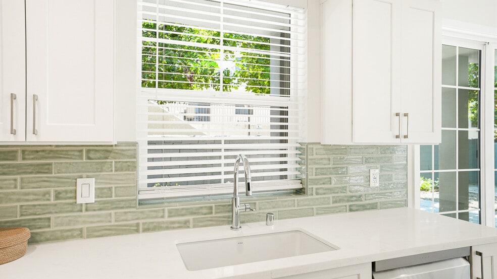 Building Photo - 3938 S Victoria Ave