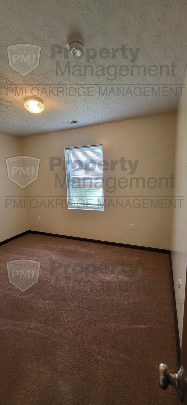 Building Photo - Single Level 2 Bed Half-Duplex with Attached Garage
