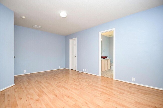 Building Photo - 6003 Baldwin Elm St