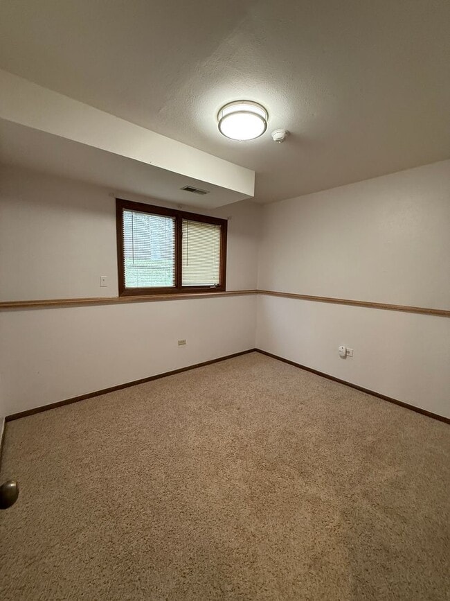 Building Photo - Charming Eagle River Split-Level – Mountai...