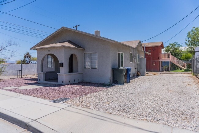 Building Photo - Cozy House