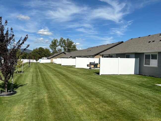 Building Photo - Moen Fields 3 Bed 3 Bath Garden Townhome a...