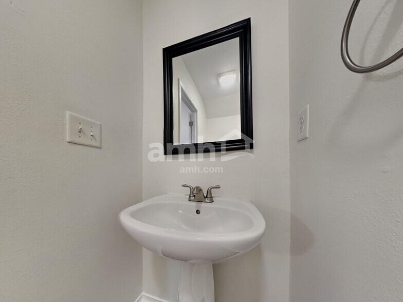 Building Photo - 8443 Redding Glen Ave