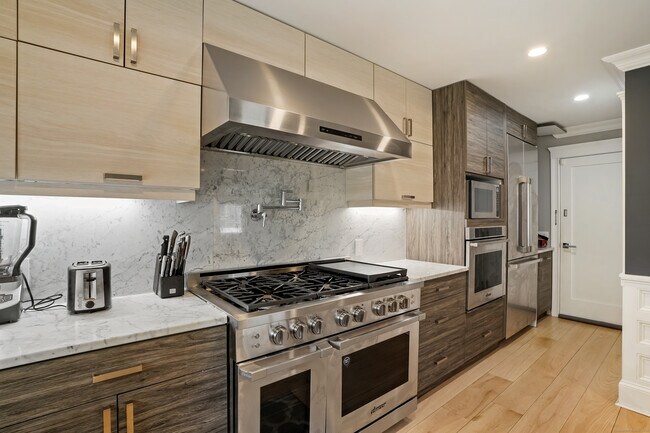 Building Photo - 328 Brewster St