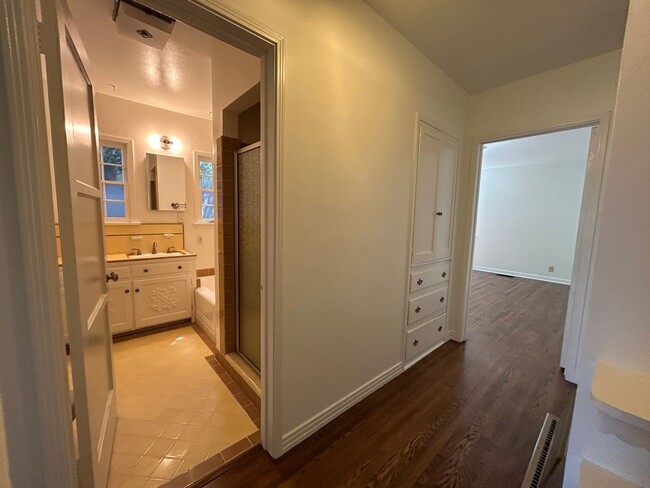 Building Photo - Rare Nostalgic Vintage 2Bedroom Home