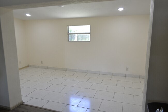 Building Photo - 1060 E Patrick Cir