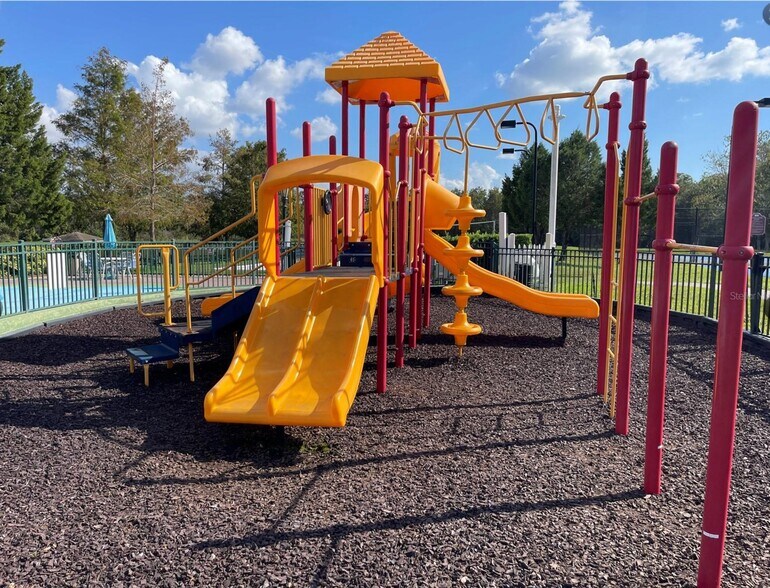 Building Photo - 4561 Yellowgold Rd E