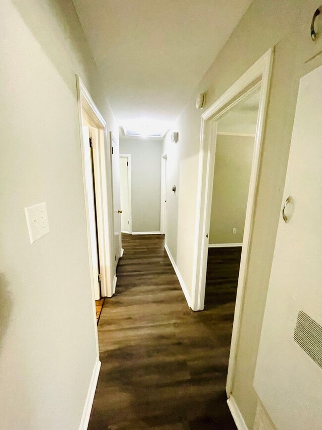 Building Photo - ** 3 Bed 1 Bath located in Grove Hill Esta...