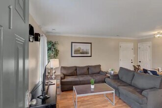 Building Photo - 2201 1/2 Summit Street-SI ID1388443P