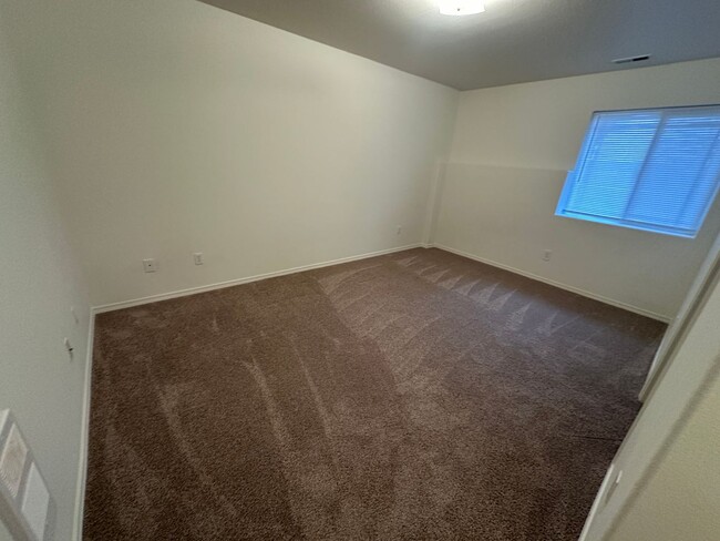 Building Photo - MOVE IN SPECIAL! Large 3 Bedroom 3.5 Bath ...