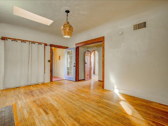 Building Photo - 2 Bedroom 2 Bathroom