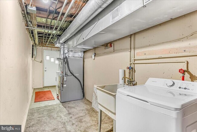 Building Photo - 324 W Rively Ave