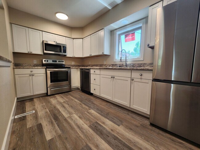 Building Photo - Completely remodeled 5 bed 2 bath home