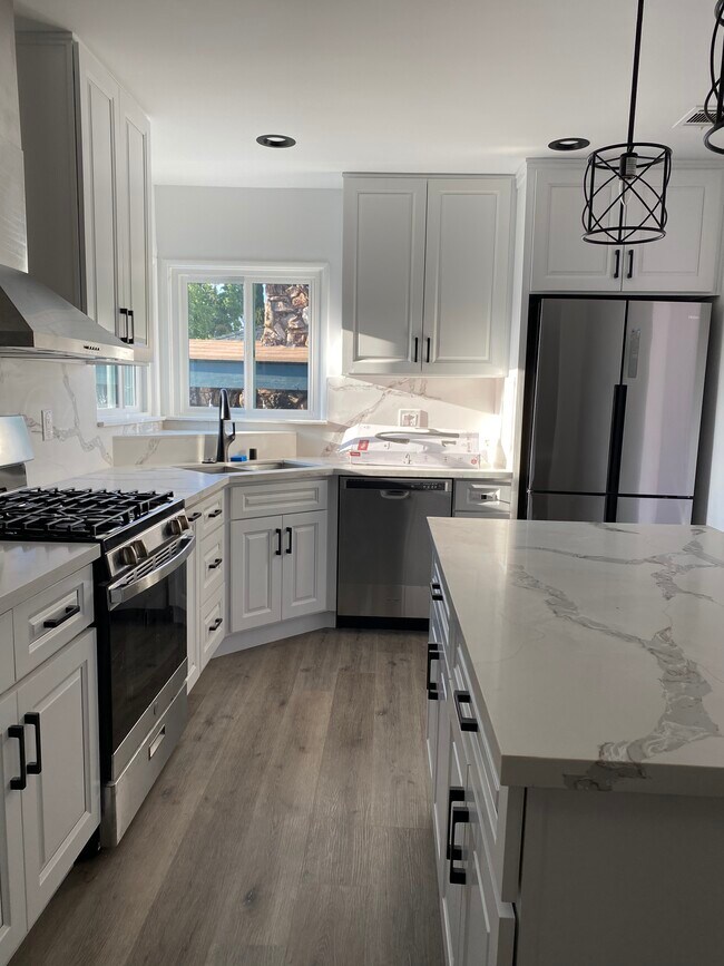 Spacious bright airy kitchen - 17423 Burbank Blvd