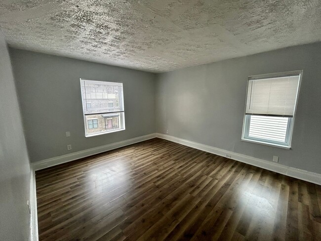 Building Photo - E. WALNUT HILLS - Cute 2 bed in upper of 2...