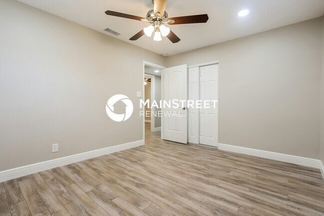Building Photo - 4 Bedroom Pet-Friendly Home in Tampa, FL with Main Street Renewal