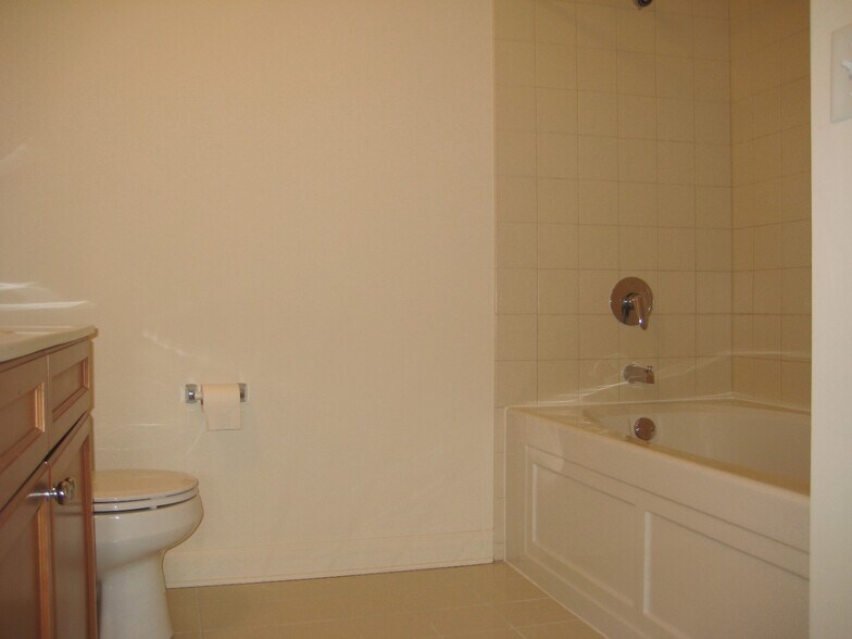 Masterbath - 1400 S Michigan Ave