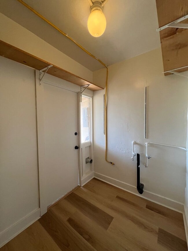 Building Photo - *Available Now! 1 Bedroom Apartment Walkin...