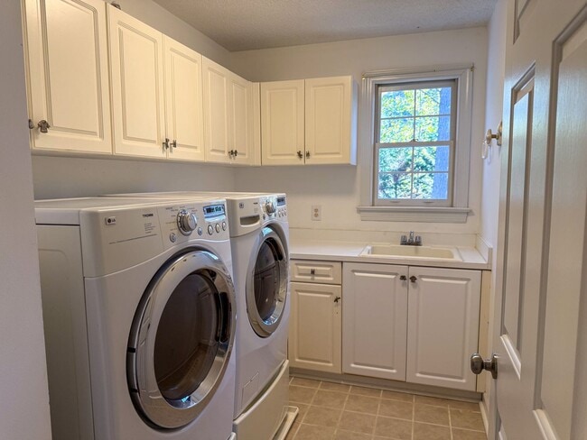 Building Photo - Gorgeous 4-Bedroom Home on a Cul-de-Sac wi...