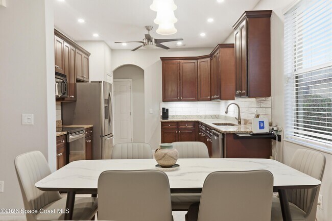 Building Photo - 2039 Tullagee Ave