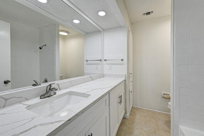 Building Photo - 2022 Lakewood Ct