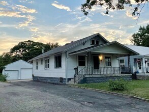 Building Photo - 2 Bed 2 Bath House with 2 Car Garage
