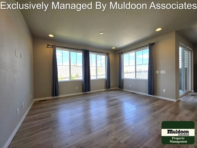 Building Photo - Beautiful 3 bed, 3 bath home in the desirable Pathways community!