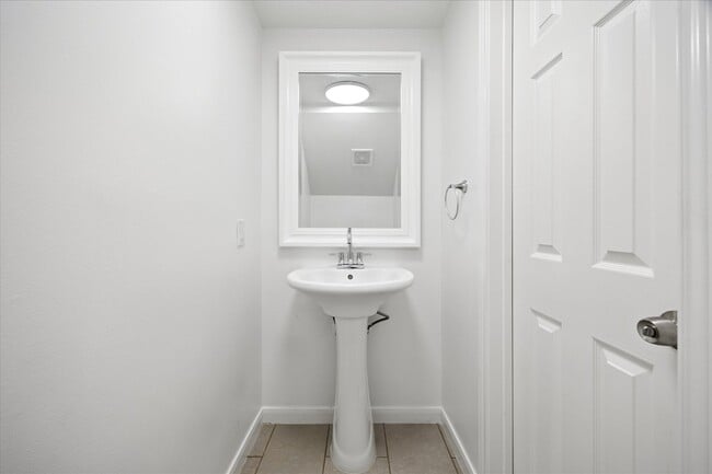 Building Photo - Beautiful Home Near University of St. Thomas