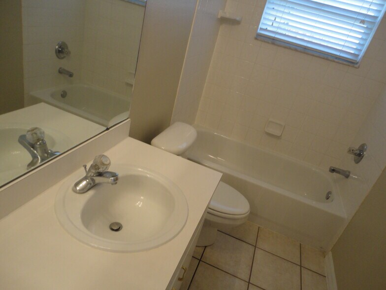 Building Photo - 1452 Baythorn Dr