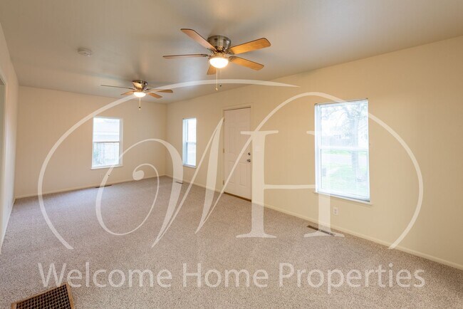 Building Photo - Cozy 3 Bedroom Home With Newer Flooring & Paint