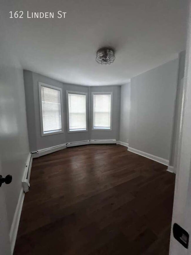 Building Photo - 162 Linden St