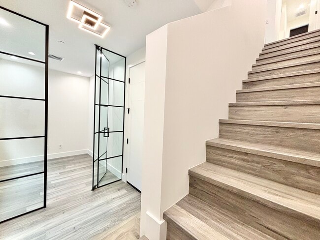 Building Photo - 18303 Oakbury Cir