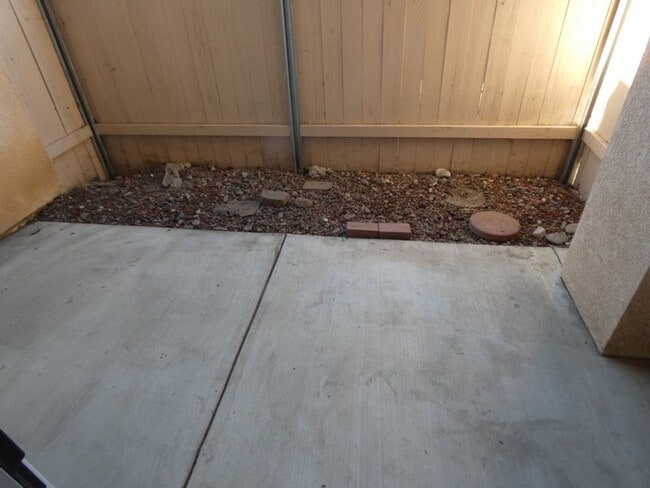 Building Photo - Bright and Fresh Downstairs 1 bedroom Condo at Las Palmas