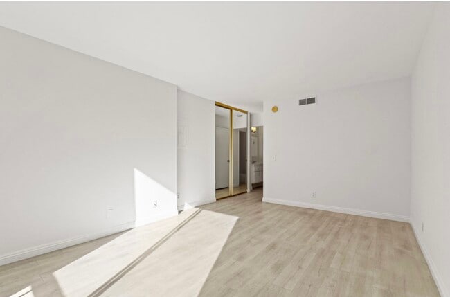 Building Photo - 10747 Wilshire Blvd