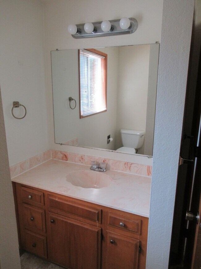 Building Photo - Large Two Bedroom w/ Garage