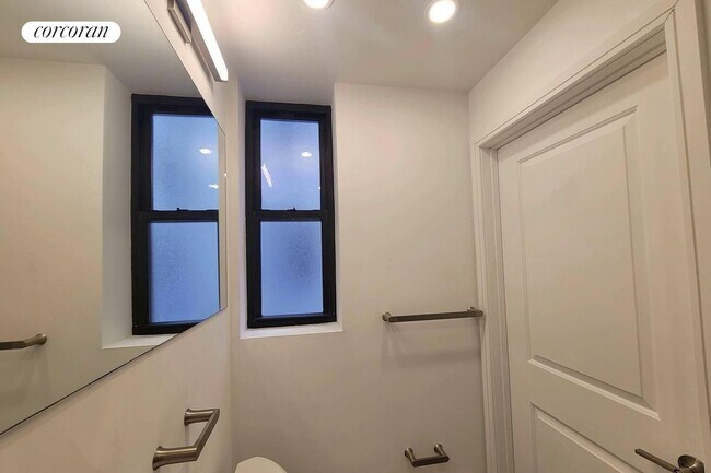 Building Photo - 45 W 81st St