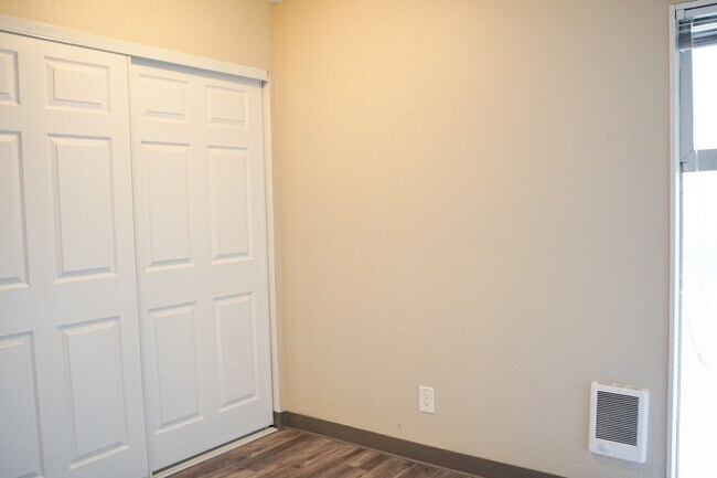 Building Photo - Great Top-Floor 2-Bedroom Near OHSU w/Private Balcony!