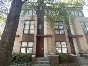 Building Photo - Townhome in First Ward!