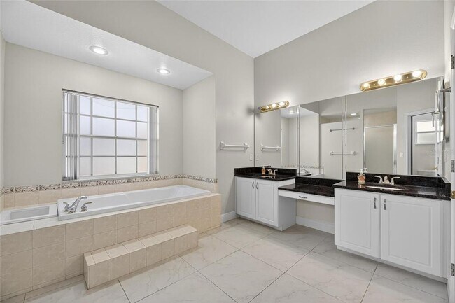 Building Photo - 172 Lake Shore Dr W