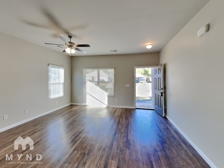 Building Photo - 743 The Heights Ln