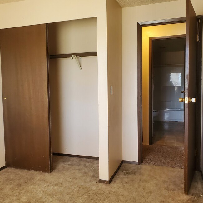 Building Photo - 206 E H St