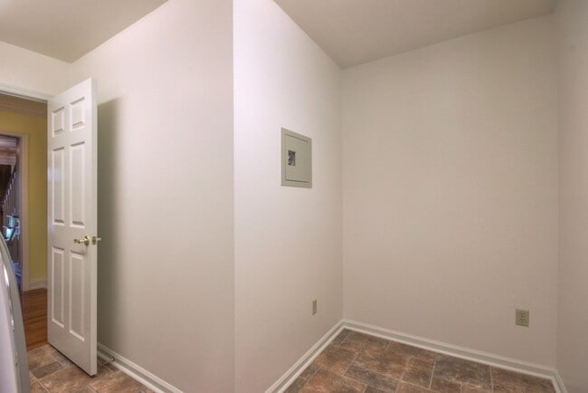 Building Photo - 4 BR 2/2 BA Large Fenced in Back Yard! Chef's Kitchen! Upstairs Bonus Room! 2 Car Garage