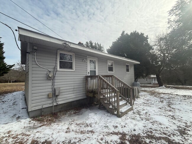Building Photo - Two bedroom, 1 bath house in Burlington