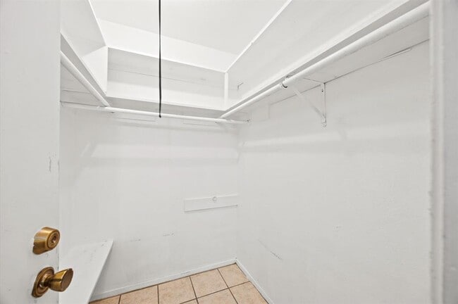 Building Photo - 16910 Glen Eagle Dr N