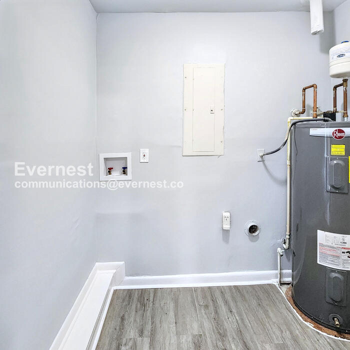 Building Photo - 1079 Shieldcrest Way