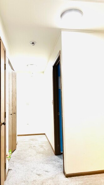 Building Photo - 722 E Whispering Oaks Dr