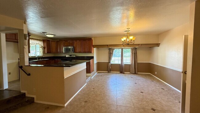 Building Photo - ***JUST REDUCED!!!*** 5-Bedroom Family Home with Large Yard & Prime Location in Visalia